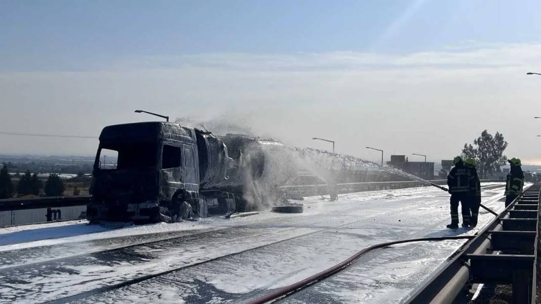 Mersin’de Mazot Yüklü Tanker Alev Aldı: Gökyüzü Siyaha Büründü! 6
